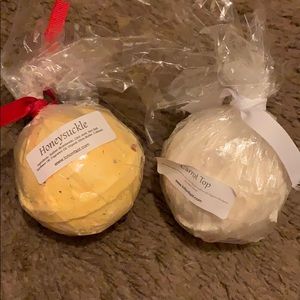 2 bath bombs